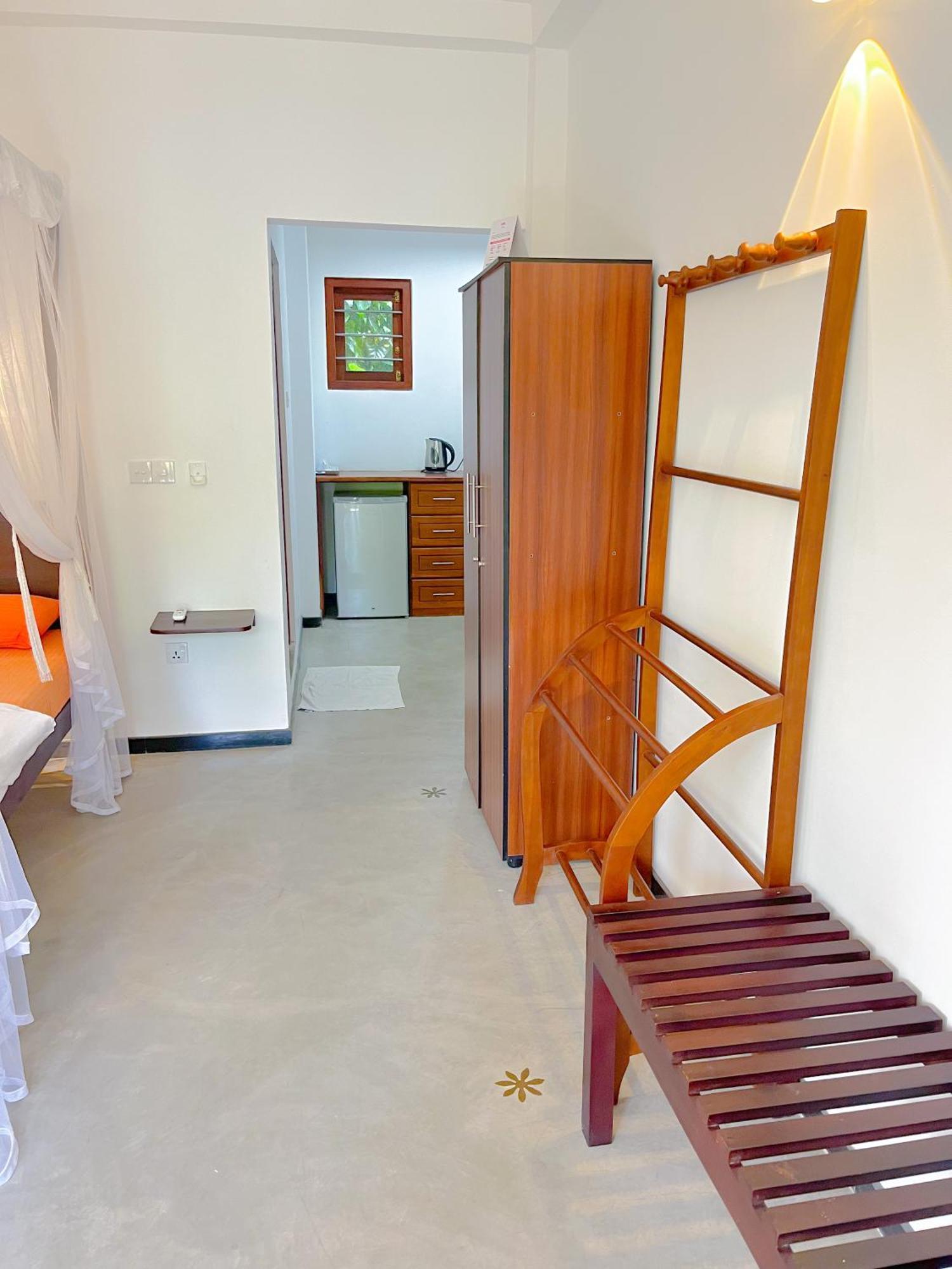 Easy Living Hotel Hikkaduwa Exterior photo